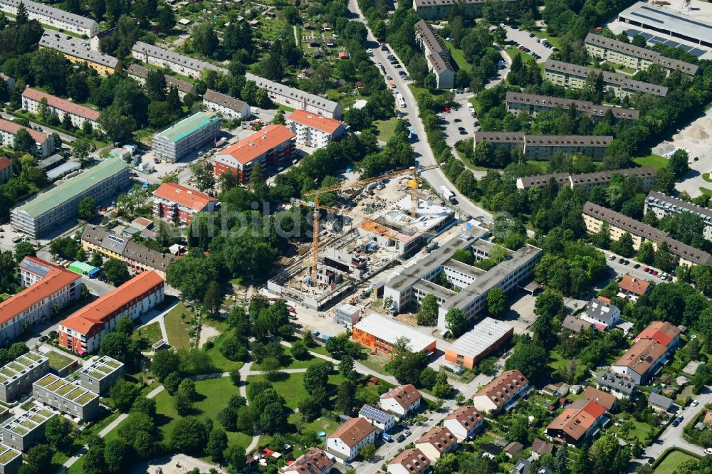 München von oben - Baustelle zum Neubau des Schulgebäudes der Bernaysschule in München im Bundesland Bayern, Deutschland