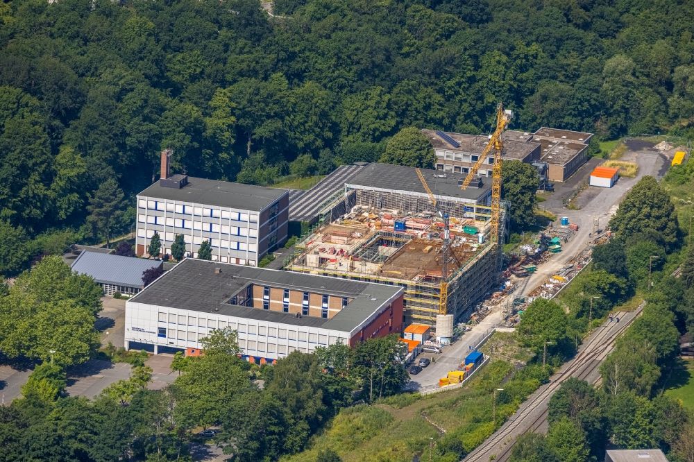 Arnsberg von oben - Baustelle zum Neubau des Schulgebäudes Berufskolleg Berliner Platz in Arnsberg im Bundesland Nordrhein-Westfalen, Deutschland