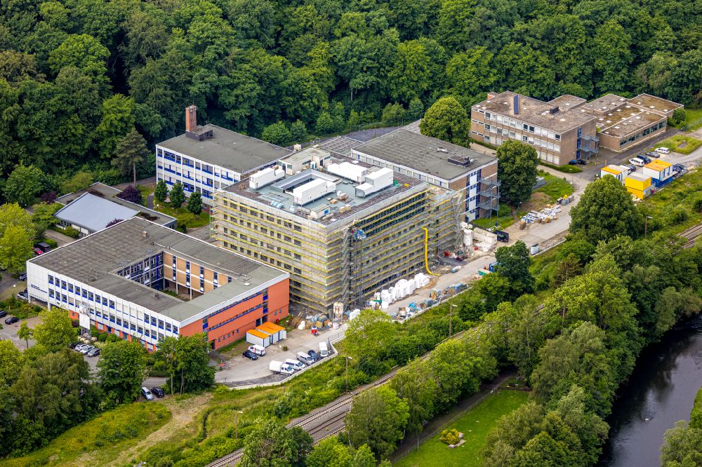 Arnsberg von oben - Baustelle zum Neubau des Schulgebäudes Berufskolleg Berliner Platz in Arnsberg im Bundesland Nordrhein-Westfalen, Deutschland