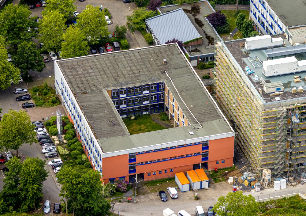 Luftaufnahme Arnsberg - Baustelle zum Neubau des Schulgebäudes Berufskolleg Berliner Platz in Arnsberg im Bundesland Nordrhein-Westfalen, Deutschland