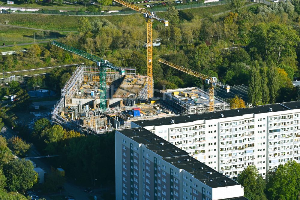 Luftbild Berlin - Baustelle zum Neubau des Schulgebäudes Am Breiten Luch im Ortsteil Hohenschönhausen in Berlin, Deutschland