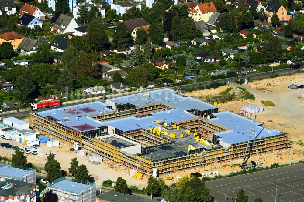Berlin von oben - Baustelle zum Neubau des Schulgebäudes Clay-Oberschule im Stadtteil Rudow in Berlin, Deutschland