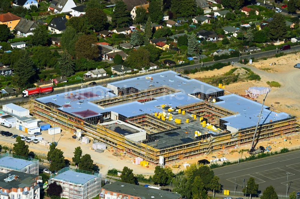 Berlin aus der Vogelperspektive: Baustelle zum Neubau des Schulgebäudes Clay-Oberschule im Stadtteil Rudow in Berlin, Deutschland