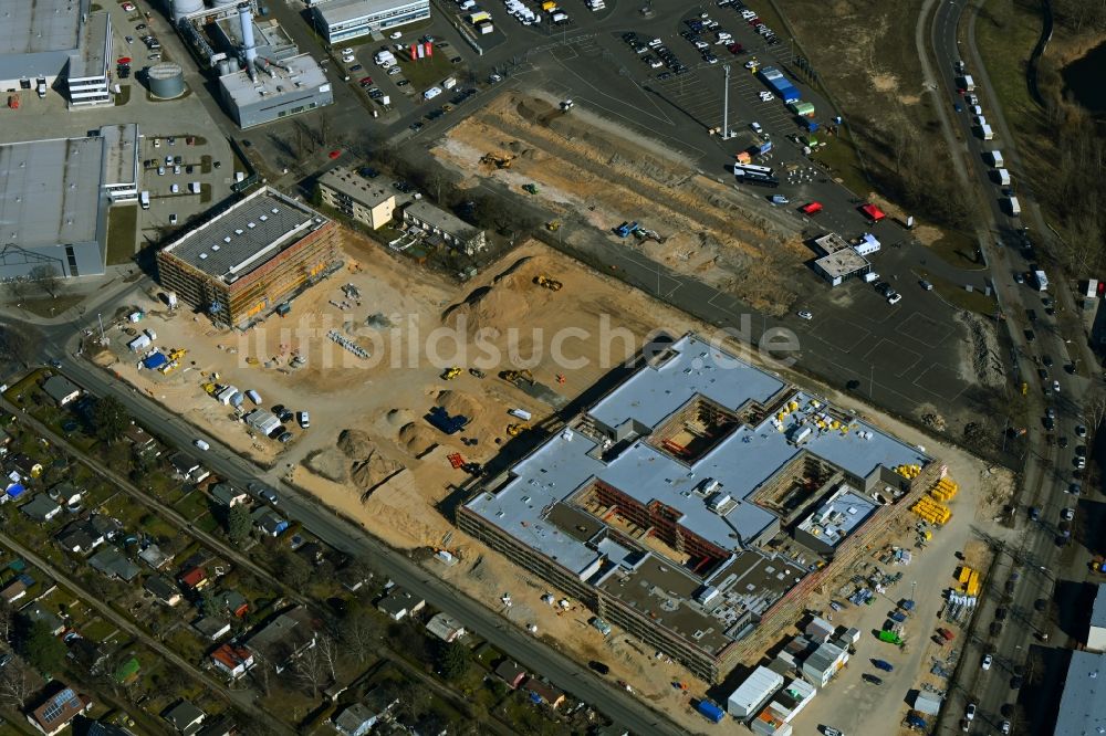 Luftaufnahme Berlin - Baustelle zum Neubau des Schulgebäudes Clay-Oberschule im Stadtteil Rudow in Berlin, Deutschland