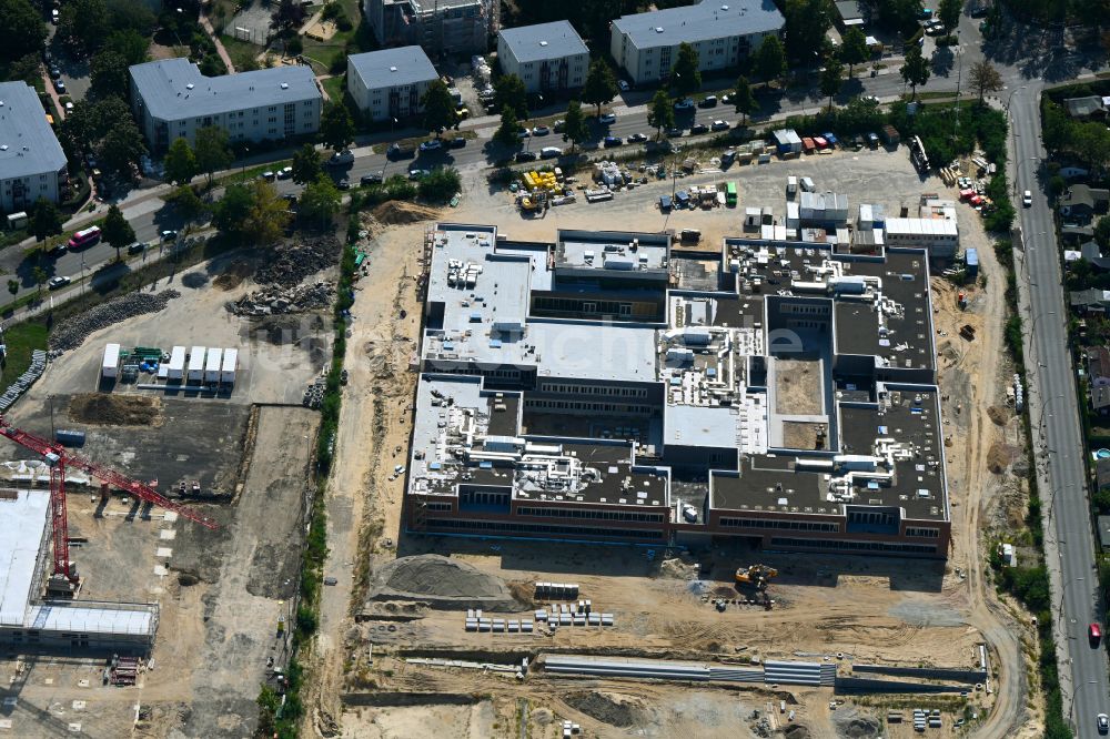 Luftbild Berlin - Baustelle zum Neubau des Schulgebäudes Clay-Oberschule im Stadtteil Rudow in Berlin, Deutschland