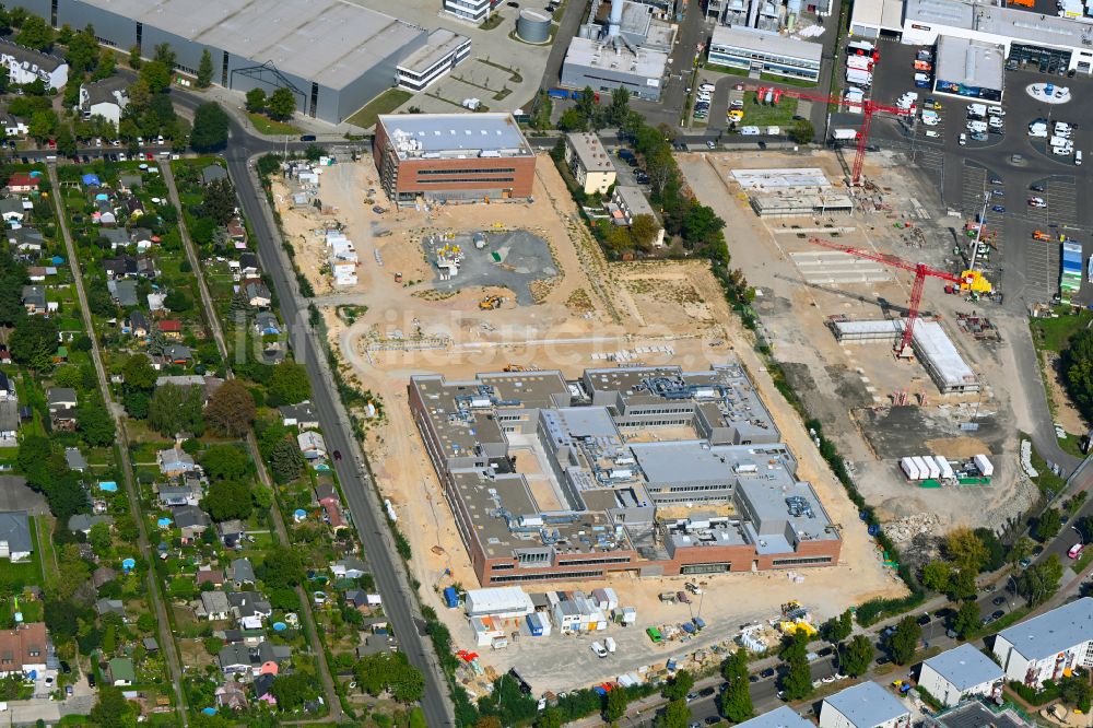 Luftbild Berlin - Baustelle zum Neubau des Schulgebäudes Clay-Oberschule im Stadtteil Rudow in Berlin, Deutschland
