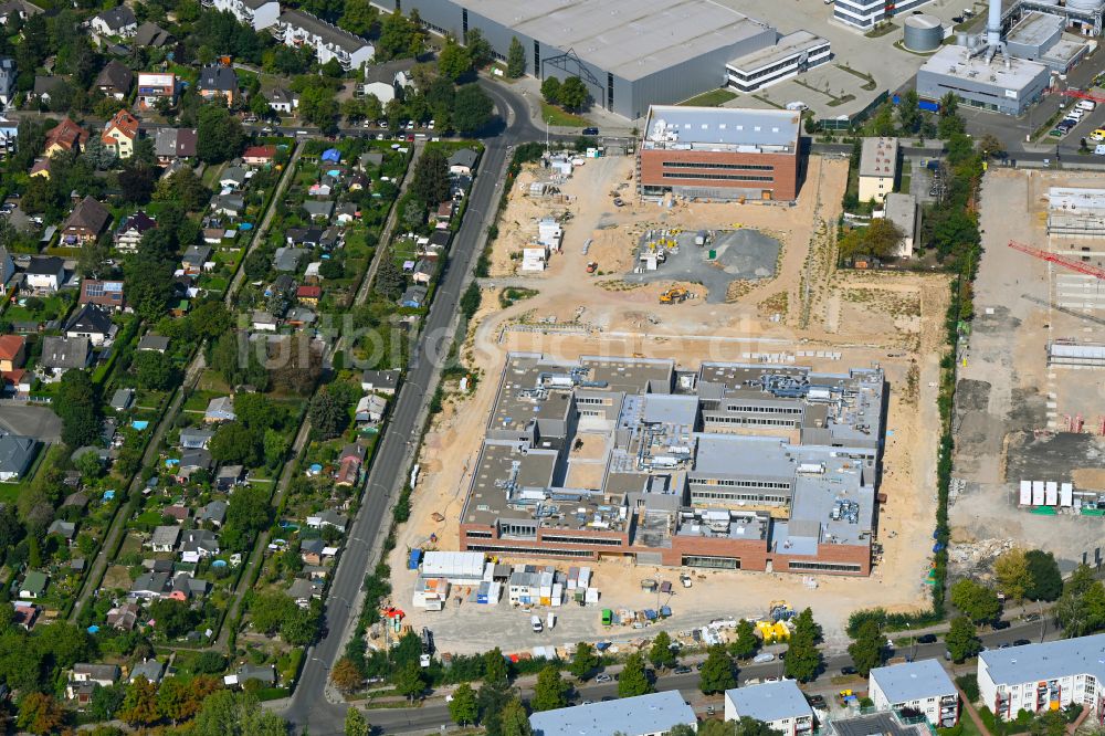 Luftaufnahme Berlin - Baustelle zum Neubau des Schulgebäudes Clay-Oberschule im Stadtteil Rudow in Berlin, Deutschland