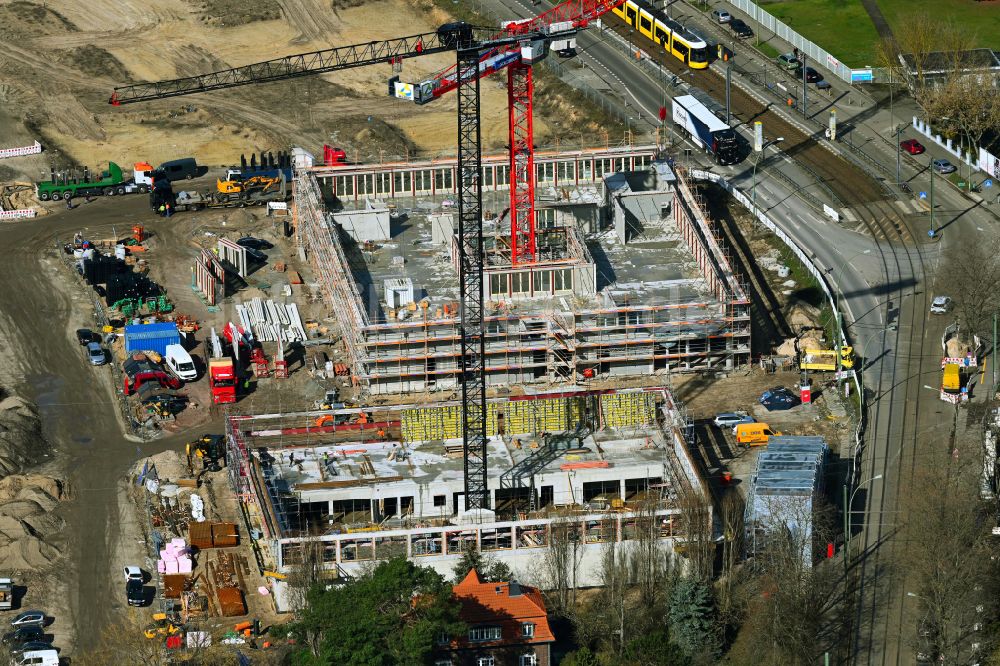 Luftbild Berlin - Baustelle zum Neubau des Schulgebäudes an der Ehrlichstraße im Ortsteil Karlshorst in Berlin, Deutschland