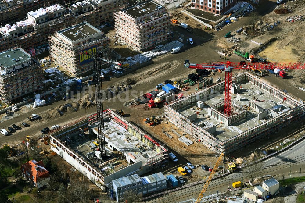 Luftaufnahme Berlin - Baustelle zum Neubau des Schulgebäudes an der Ehrlichstraße im Ortsteil Karlshorst in Berlin, Deutschland