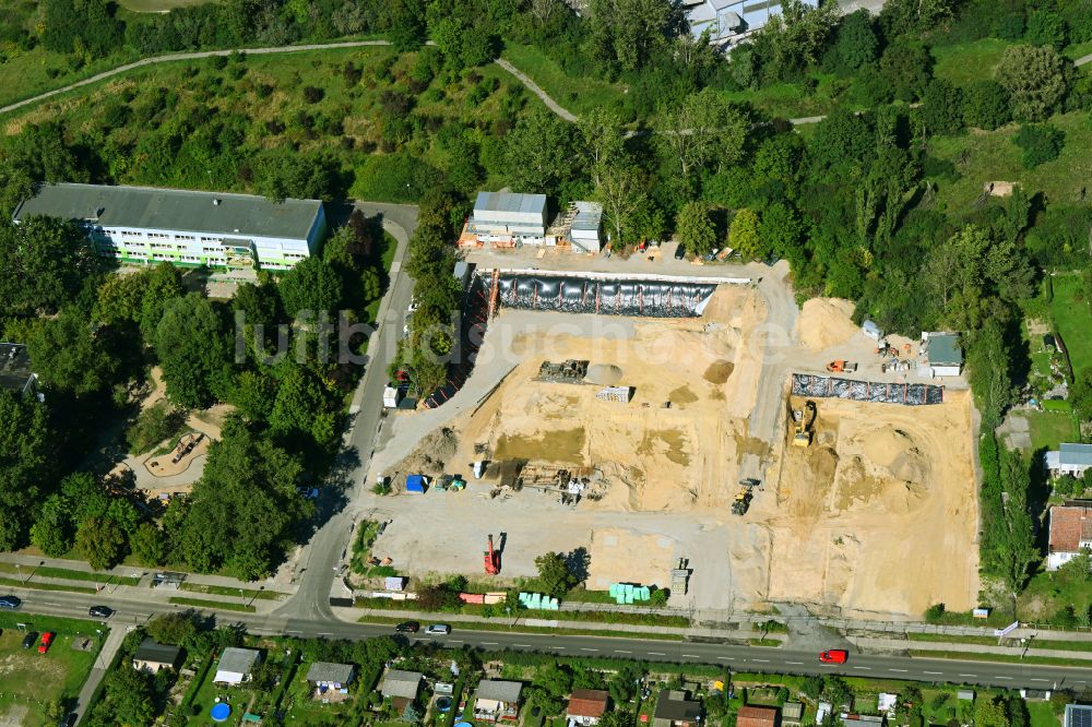 Luftaufnahme Berlin - Baustelle zum Neubau des Schulgebäudes Elsenschule im Ortsteil Mahlsdorf in Berlin, Deutschland