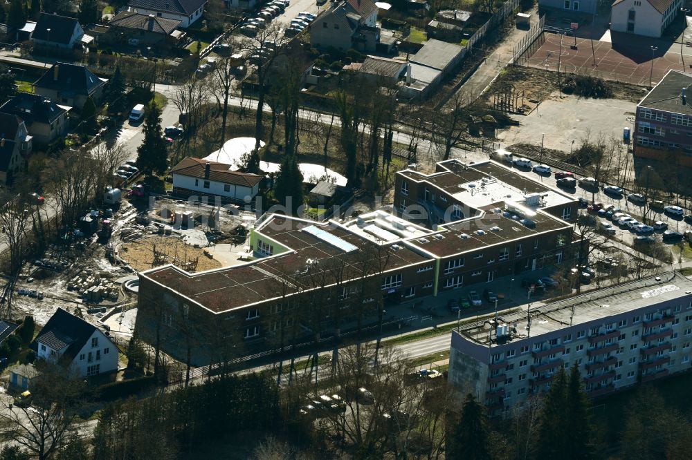 Luftaufnahme Bernau - Baustelle zum Neubau des Schulgebäudes Evangelischen Grundschule in Bernau im Bundesland Brandenburg, Deutschland