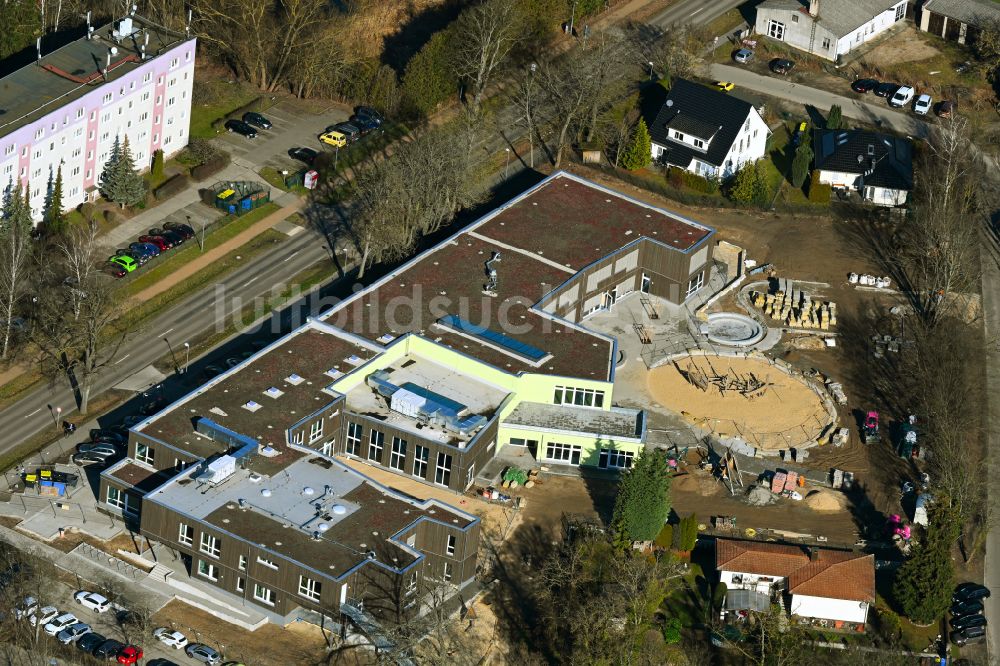 Bernau von oben - Baustelle zum Neubau des Schulgebäudes Evangelischen Grundschule in Bernau im Bundesland Brandenburg, Deutschland