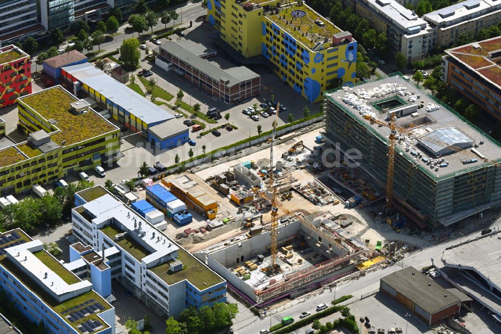 Luftaufnahme München - Baustelle zum Neubau des Schulgebäudes Gmunder Straße - Aidenbachstraße in München im Bundesland Bayern, Deutschland