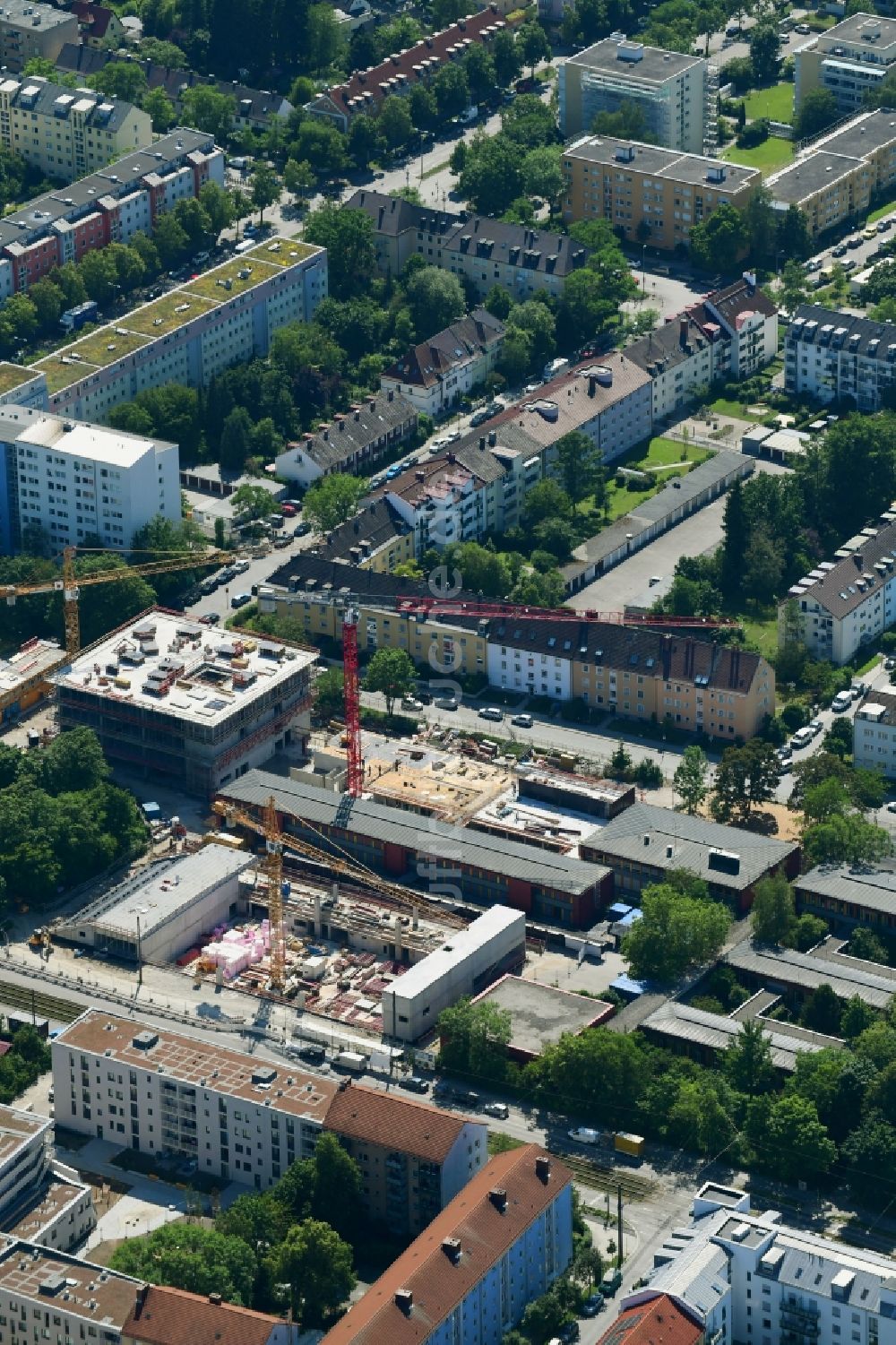 Luftbild München - Baustelle zum Neubau des Schulgebäudes einer Grund- und Mittelschule im Ortsteil Laim in München im Bundesland Bayern, Deutschland