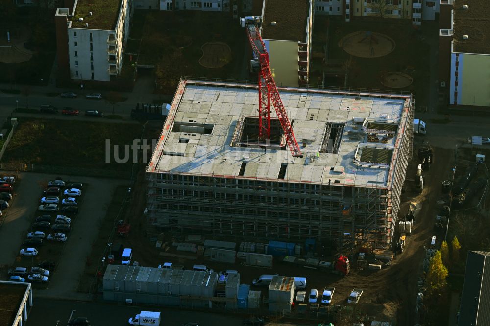 Luftbild Berlin - Baustelle zum Neubau des Schulgebäudes einer Grundschule in Berlin, Deutschland
