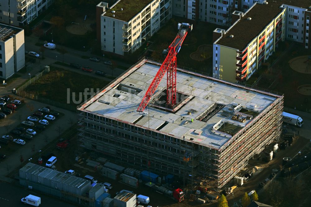 Luftaufnahme Berlin - Baustelle zum Neubau des Schulgebäudes einer Grundschule in Berlin, Deutschland
