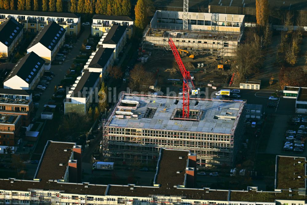 Luftaufnahme Berlin - Baustelle zum Neubau des Schulgebäudes einer Grundschule in Berlin, Deutschland