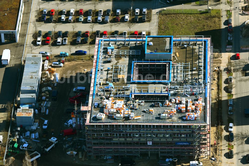 Berlin aus der Vogelperspektive: Baustelle zum Neubau des Schulgebäudes einer Grundschule in Berlin, Deutschland