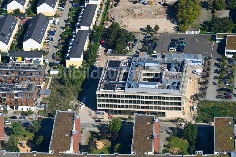 Luftaufnahme Berlin - Baustelle zum Neubau des Schulgebäudes einer Grundschule im Ortsteil Hohenschönhausen in Berlin, Deutschland