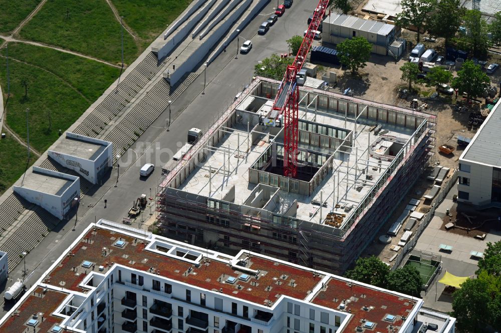Luftaufnahme Berlin - Baustelle zum Neubau des Schulgebäudes 48. Grundschule im Ortsteil Prenzlauer Berg in Berlin, Deutschland