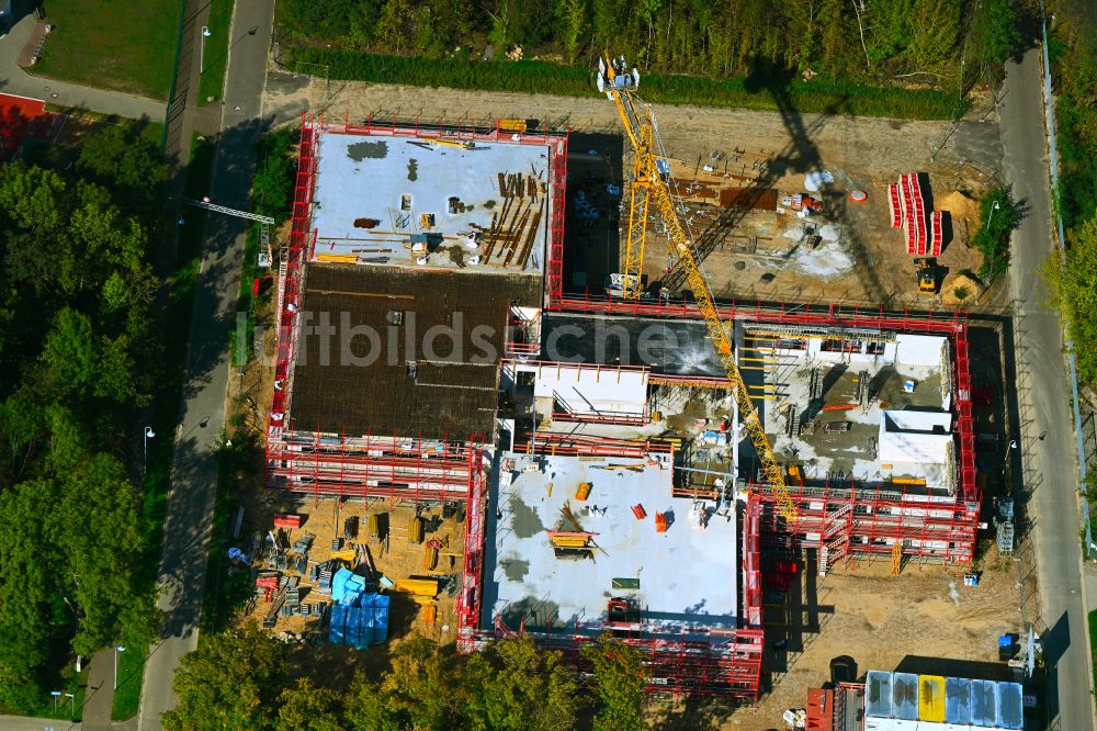 Werneuchen von oben - Baustelle zum Neubau des Schulgebäudes Grundschule Im Rosenpark in Werneuchen im Bundesland Brandenburg, Deutschland