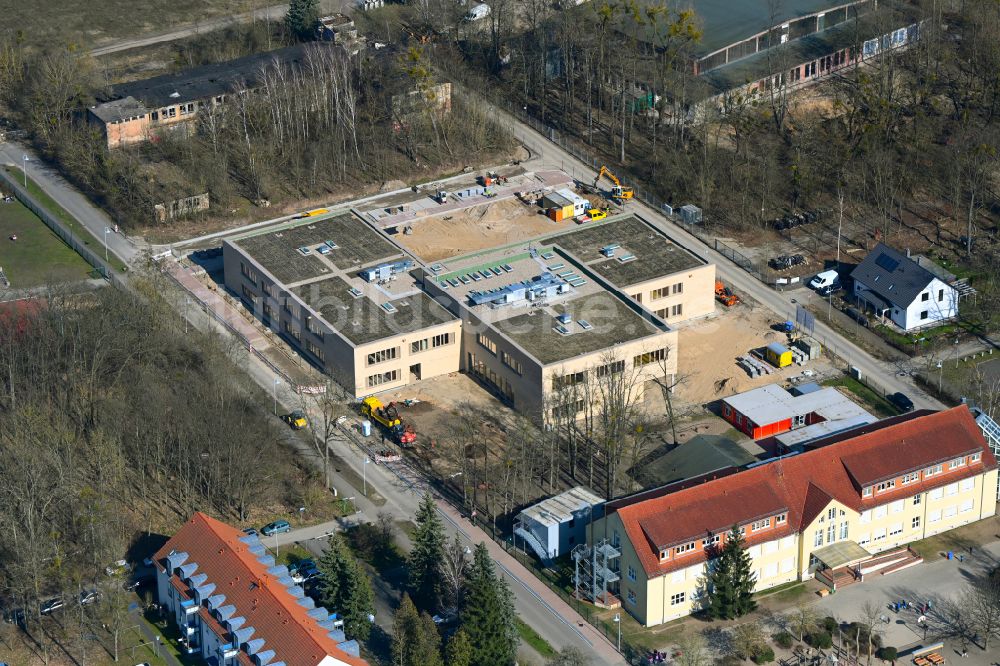 Luftaufnahme Werneuchen - Baustelle zum Neubau des Schulgebäudes Grundschule Im Rosenpark in Werneuchen im Bundesland Brandenburg, Deutschland