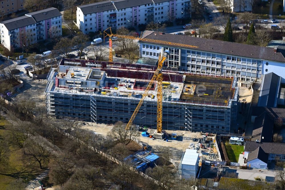 München von oben - Baustelle zum Neubau des Schulgebäudes Grundschule an der Senftenauerstraße in München im Bundesland Bayern, Deutschland