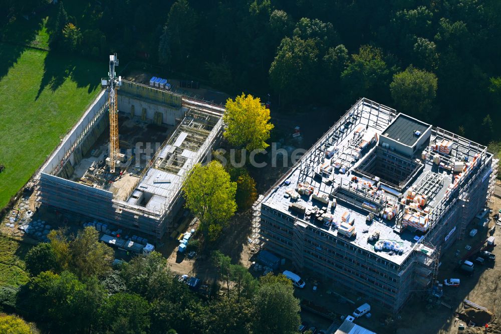 Luftbild Berlin - Baustelle zum Neubau des Schulgebäudes Grundschule unter den Bäumen im Ortsteil Blankenburg in Berlin, Deutschland