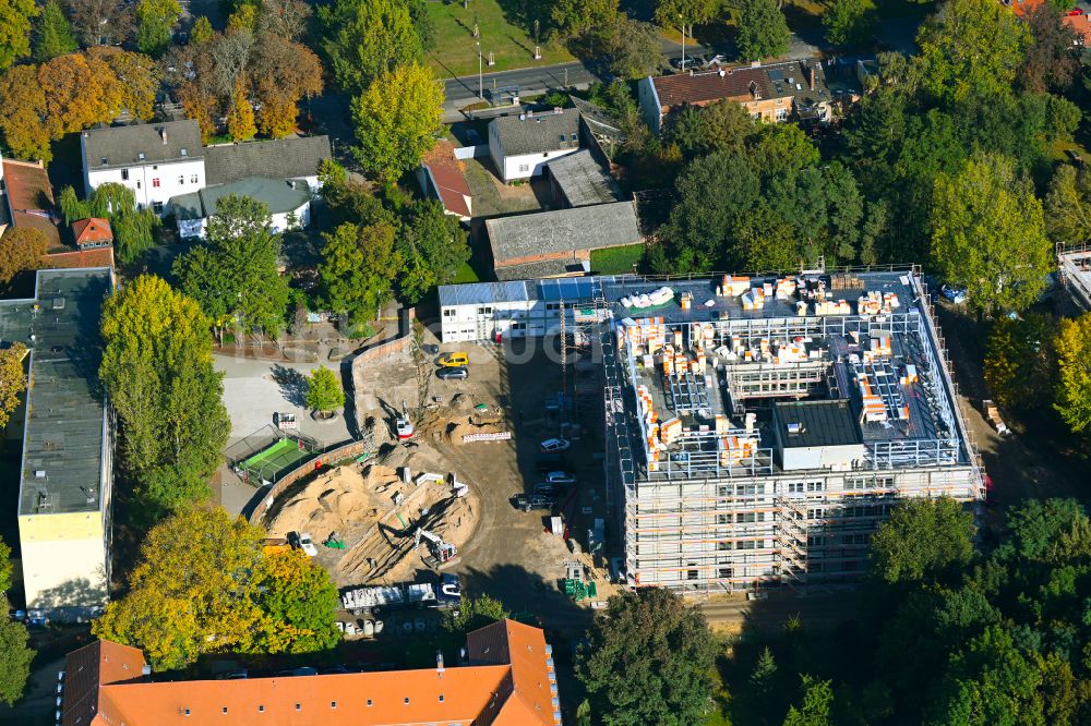 Luftbild Berlin - Baustelle zum Neubau des Schulgebäudes Grundschule unter den Bäumen im Ortsteil Blankenburg in Berlin, Deutschland