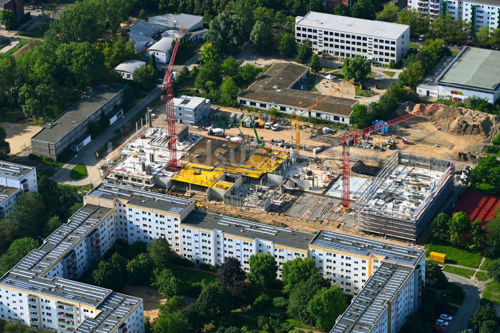 Berlin von oben - Baustelle zum Neubau des Schulgebäudes Gymnasium mit Sporthalle im Ortsteil Hellersdorf in Berlin, Deutschland