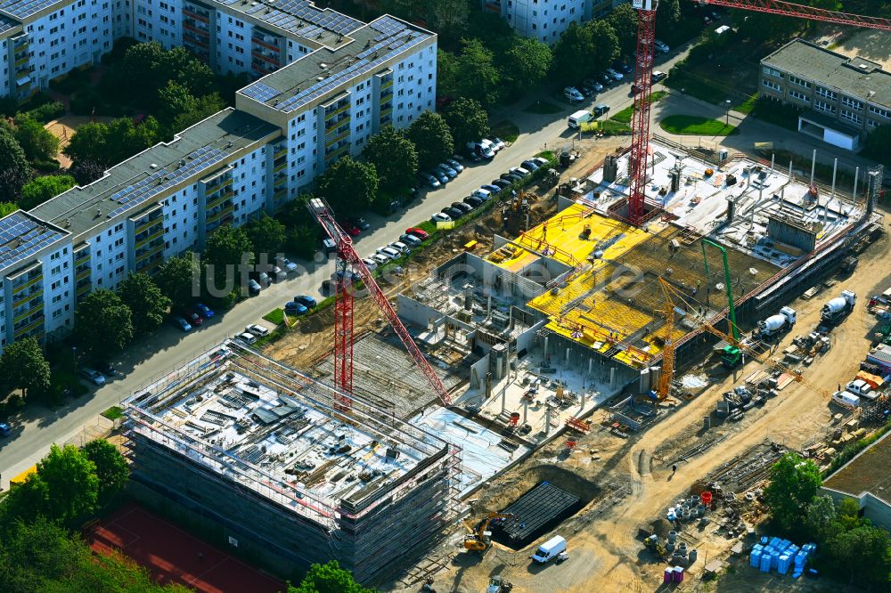 Berlin von oben - Baustelle zum Neubau des Schulgebäudes Gymnasium mit Sporthalle im Ortsteil Hellersdorf in Berlin, Deutschland