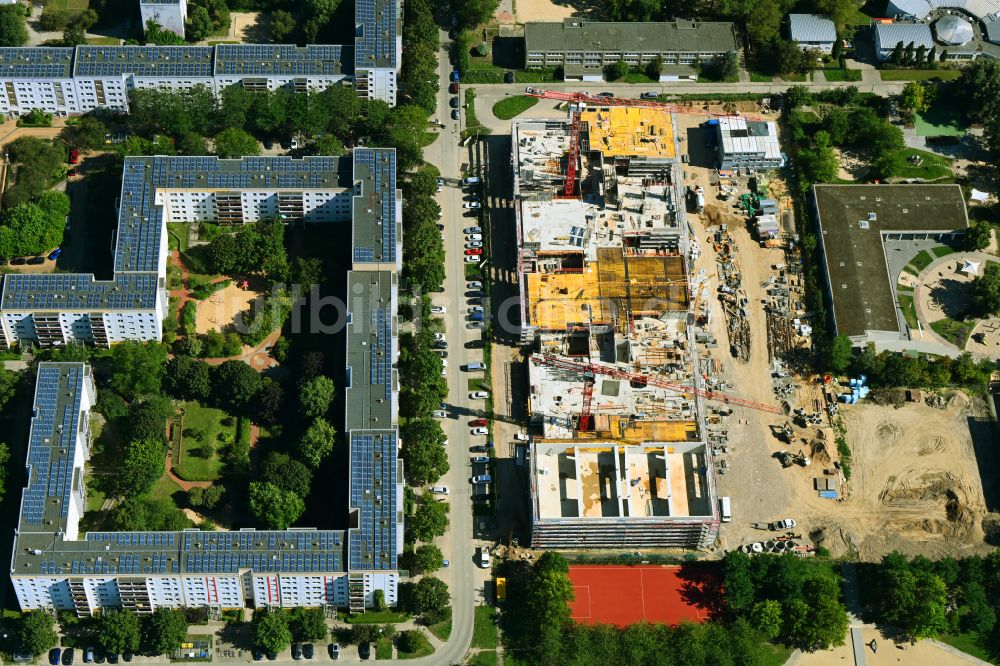 Luftaufnahme Berlin - Baustelle zum Neubau des Schulgebäudes Gymnasium mit Sporthalle im Ortsteil Hellersdorf in Berlin, Deutschland