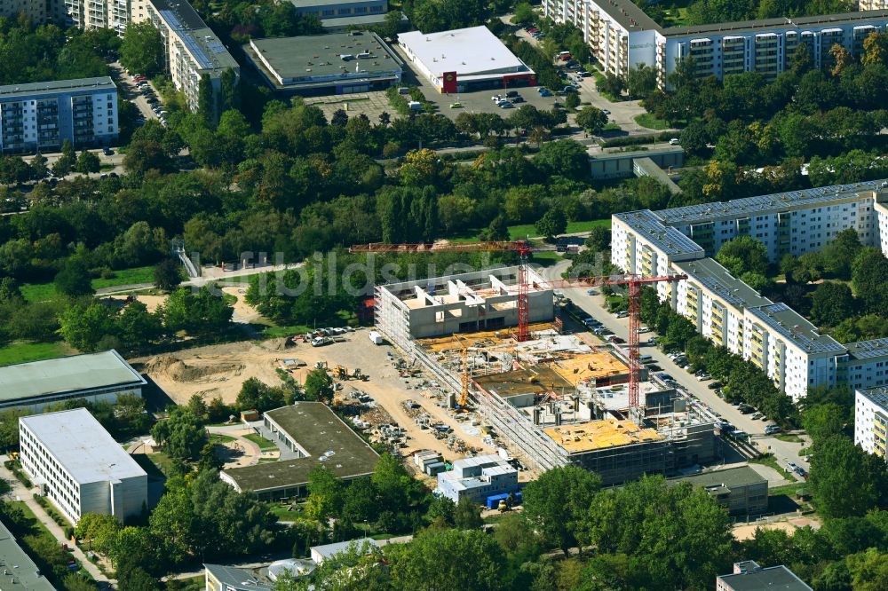 Luftbild Berlin - Baustelle zum Neubau des Schulgebäudes Gymnasium mit Sporthalle im Ortsteil Hellersdorf in Berlin, Deutschland