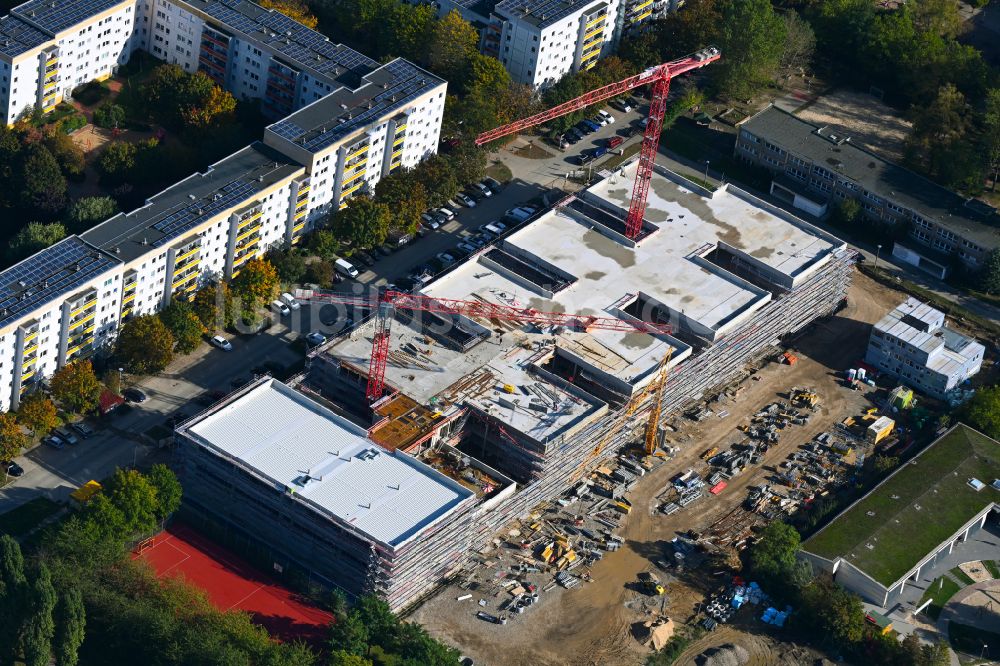 Luftaufnahme Berlin - Baustelle zum Neubau des Schulgebäudes Gymnasium mit Sporthalle im Ortsteil Hellersdorf in Berlin, Deutschland