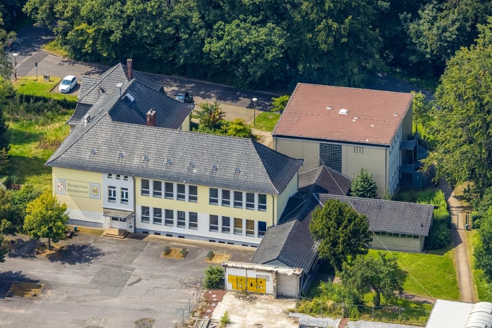 Luftbild Bergkamen - Baustelle zum Neubau des Schulgebäudes der Jahnschule auf dem Gelände der ehemaligen Burgschule in Bergkamen im Bundesland Nordrhein-Westfalen, Deutschland