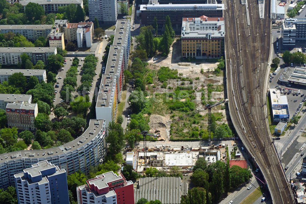 Luftbild Berlin - Baustelle zum Neubau eines Schulgebäudes auf der Julius-Pintsch-Brache zwischen Krautstraße - Lange Straße und Andreasstraße in Berlin, Deutschland