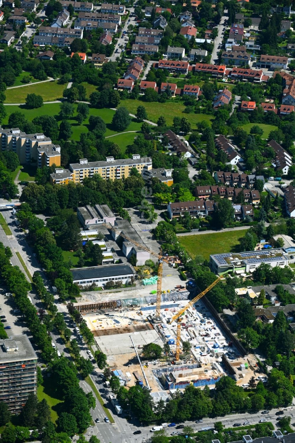 Luftbild München - Baustelle zum Neubau des Schulgebäudes am Karl-Marx-Ring - Hans-Lohr-Weg in München im Bundesland Bayern, Deutschland
