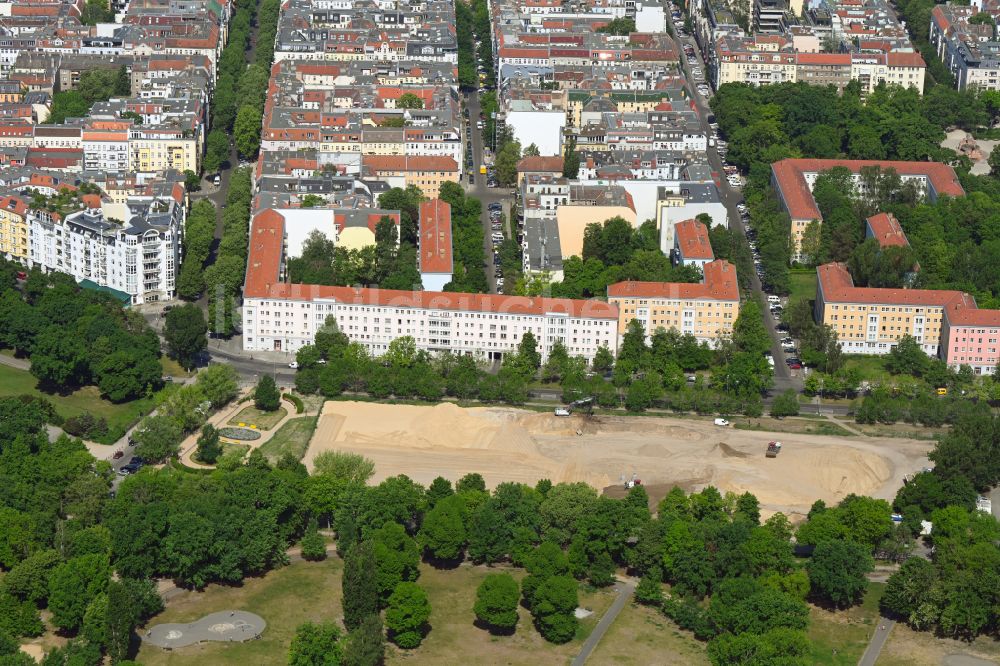 Berlin aus der Vogelperspektive: Baustelle zum Neubau des Schulgebäudes Kniprodestraße in Berlin, Deutschland