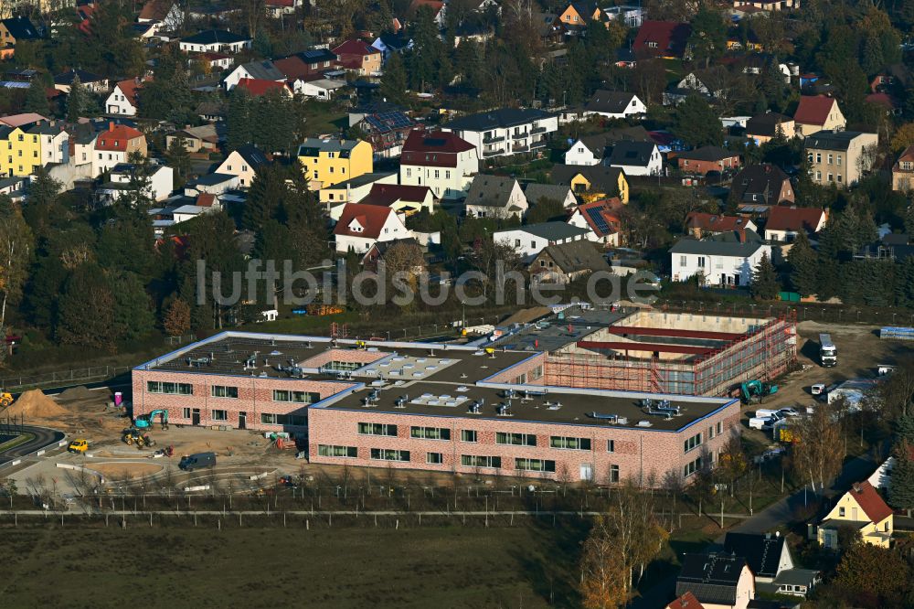 Luftbild Fredersdorf-Vogelsdorf - Baustelle zum Neubau des Schulgebäudes an der Landstraße - Lenbachstraße in Fredersdorf-Vogelsdorf im Bundesland Brandenburg, Deutschland