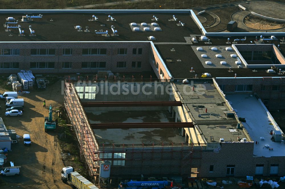 Fredersdorf-Vogelsdorf von oben - Baustelle zum Neubau des Schulgebäudes an der Landstraße - Lenbachstraße in Fredersdorf-Vogelsdorf im Bundesland Brandenburg, Deutschland