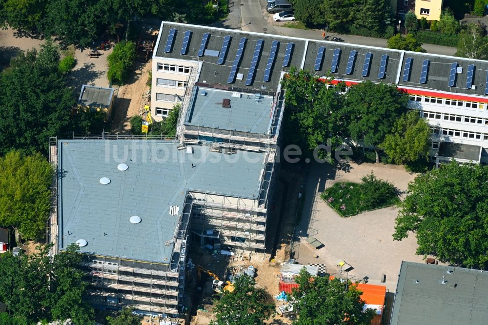 Luftbild Berlin - Baustelle zum Neubau des Schulgebäudes der Lew-Tolstoi-Schule am Römerweg im Ortsteil Karlshorst in Berlin, Deutschland