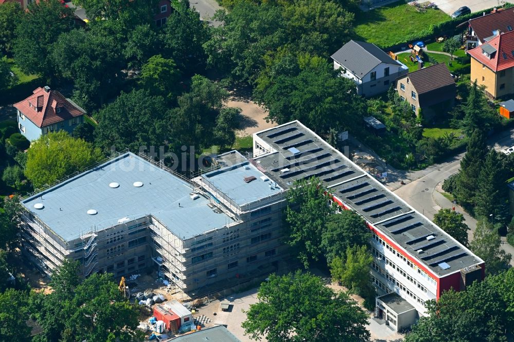 Luftaufnahme Berlin - Baustelle zum Neubau des Schulgebäudes der Lew-Tolstoi-Schule am Römerweg im Ortsteil Karlshorst in Berlin, Deutschland