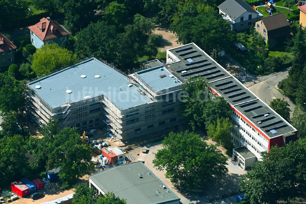 Berlin von oben - Baustelle zum Neubau des Schulgebäudes der Lew-Tolstoi-Schule am Römerweg im Ortsteil Karlshorst in Berlin, Deutschland