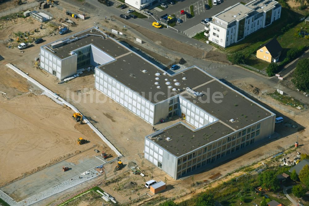 Berlin aus der Vogelperspektive: Baustelle zum Neubau des Schulgebäudes in Mahlsdorf in Berlin, Deutschland