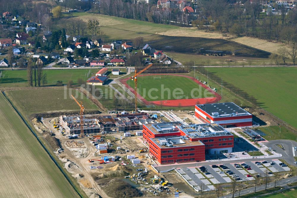 Luftaufnahme Altlandsberg - Baustelle zum Neubau des Schulgebäudes Neuer Schulcampus in Altlandsberg im Bundesland Brandenburg, Deutschland