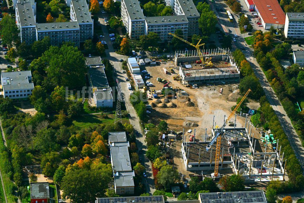 Berlin aus der Vogelperspektive: Baustelle zum Neubau des Schulgebäudes im Ortsteil Hellersdorf in Berlin, Deutschland