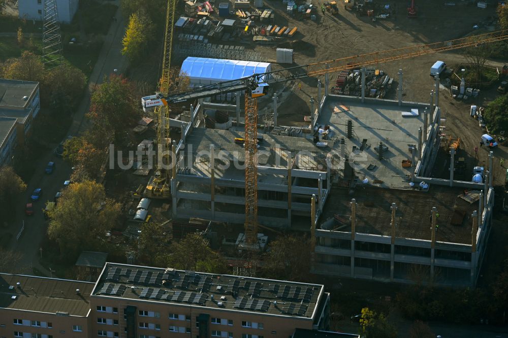 Luftaufnahme Berlin - Baustelle zum Neubau des Schulgebäudes im Ortsteil Hellersdorf in Berlin, Deutschland