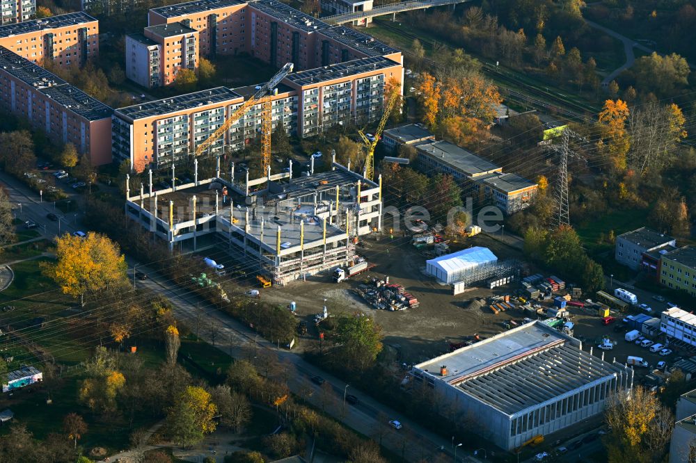 Luftaufnahme Berlin - Baustelle zum Neubau des Schulgebäudes im Ortsteil Hellersdorf in Berlin, Deutschland