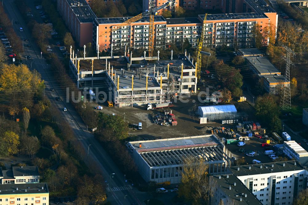 Berlin von oben - Baustelle zum Neubau des Schulgebäudes im Ortsteil Hellersdorf in Berlin, Deutschland