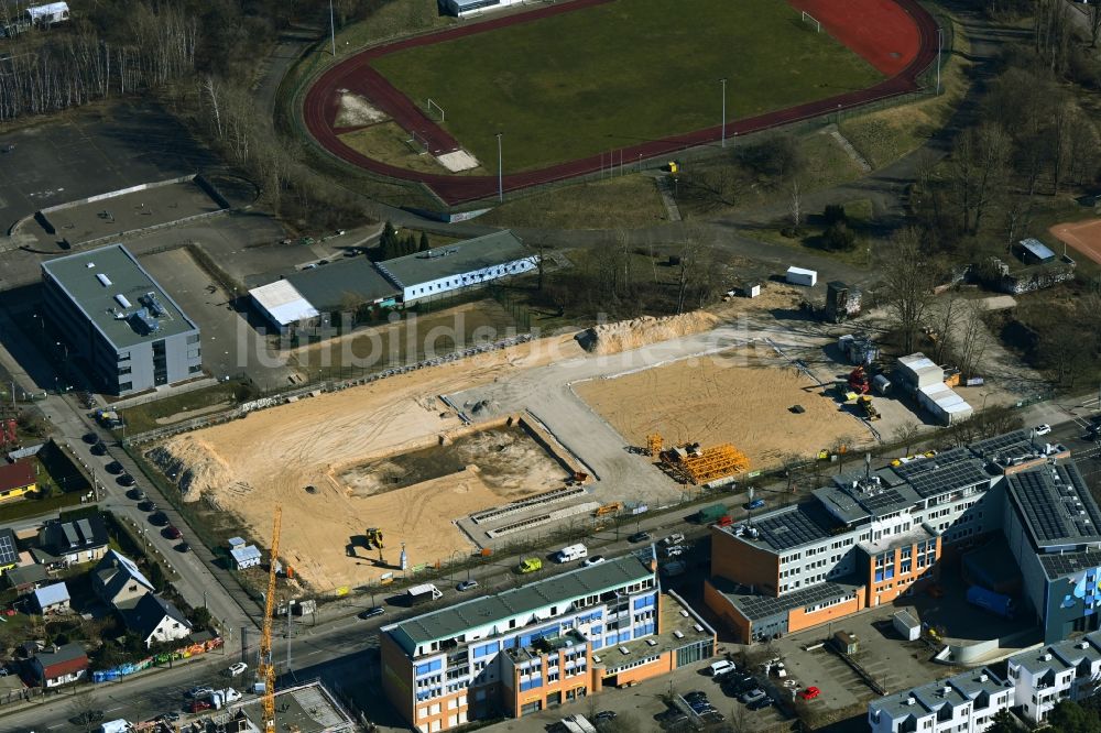 Berlin aus der Vogelperspektive: Baustelle zum Neubau des Schulgebäudes an der Rennbahnstraße in Berlin, Deutschland
